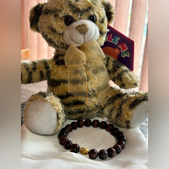 Hand crafted unisex stretch bracelet burgundy red tiger eye gold tone focal 8 in - Picture 6 of 7